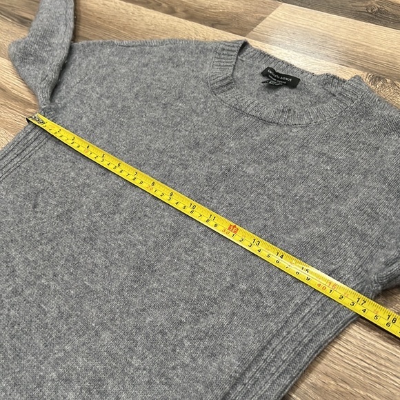 Saks Fifth Avenue Women’s Small Gray Crewneck Cashmere Sweater - Picture 6 of 7